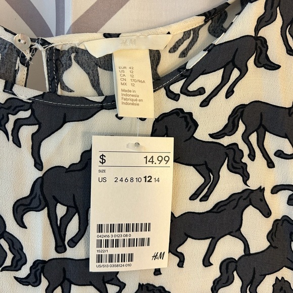 NWT Women’s H&M Black Horse Pattern T-Shirt - Picture 2 of 2